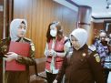 Main Mata Rosalina Rugikan Negara