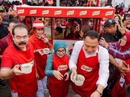 Royco Didukung Pemkot Surabaya Bagikan Kelezatan 1500 Porsi Bakso di Acara "MABAR Berkah"