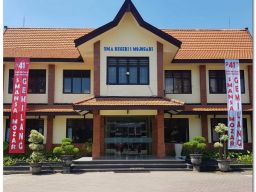 SMAN 1 Mojosari Tarik Pungutan ke Wali Murid
