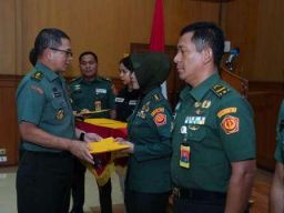 Kapuspen TNI Berikan  Reward Kepada Prajurit Berprestasi