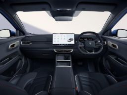 Tips Aman Berkendara dengan Mobil Listrik di Segala Kondisi