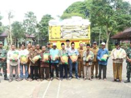 Kementerian Pertanian Salurkan Bantuan Benih Padi ke Petani Bangkalan