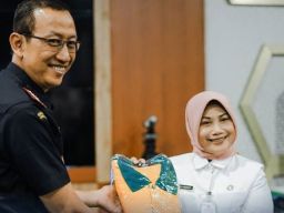 Bea Cukai Serah Terimakan 1.199 Potong Baju dan 1.238 Pasang Sepatu