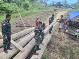 Satgas Yonif QY Perbaiki Jembatan Rusak di Kampung Unggalom