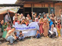 Komunitas Rangkul Tangan Sentuh Hati Anak Putus Sekolah