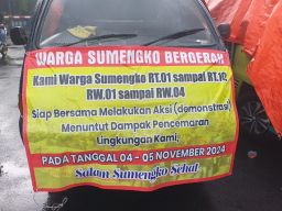 Aksi Unjuk Rasa Warga Desa Sumengko di Depan PT Adiprima Suraprinta