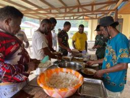 Satgas Yonif QY Memperindah Gereja di Distrik Senggi