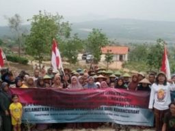 Warga Demo agar PT Kapur Rembang Indonesia Tidak Beroperasi