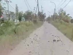 Ceceran Tanah Urug Meluber ke Jalan di Desa Banjarsari