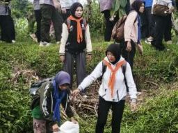 Pegiat Lingkungan Bersihkan Sungai dan Tanam Pohon di Tepi Saluran Irigai Ploso Kandang