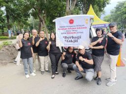 BPW PERADIN JATIM Bagikan Takjil Gratis di Taman Bungkul