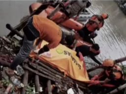 Petugas Gabungan Temukan Jasad Estu Winarni, Wanita yang Melompat ke Sungai Kalimas di Desa Bambe