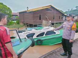 Ponton Bermuatan Batu Bara Menabrak Rumah Dan Speed Boat