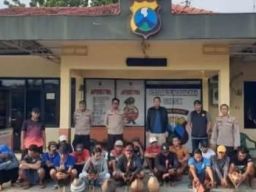 Polsek Ujungpangkah Grebek Arena Sabung Ayam di Desa Bolo