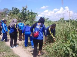 Tagana Kabupaten Madiun Tanam Bibit Akar Wangi di Tepi Sungai Piring