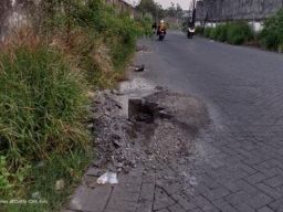 Pekerjaan Galian Kabel Indihome Membahayakan Masyarakat di Desa Kedungturi