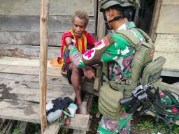 Satgas Yonif Qurota Yudha Beri Layanan Kesehatan Gratis di Distrik Towe Hitam