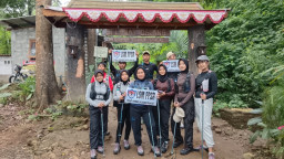 10 Remaja Pendaki LSM FPSR Taklukkan Puncak Gunung Puthuk Siwur
