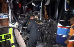 Bus MILA Tabrak Bokong Tronton di Ruas Tol Magetan, Puluhan Terluka