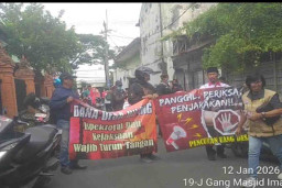 Gabungan LSM dan Ormas Demo di Kantor Inspektorat Kabupaten Mojokerto