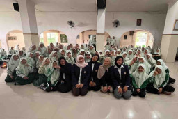 Dosen Universitas Wijaya Putra Gelar Pelatihan Karakter di MTs Darul Ulum