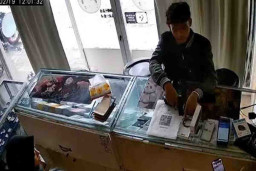 Perampok Gunakan Pistol Mainan Beraksi di Toko Handphone DH Store