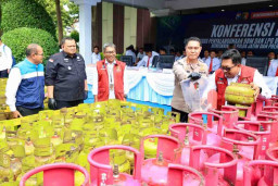 Tipidter Polda Jawa Timur Ungkap Kasus Oplos LPG di Desa Temuwulan
