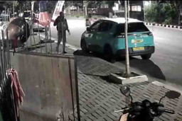 Pedagang Bendera Asal Blitar Kehilangan Tas Berisi Uang Rp 57 Juta di Surabaya