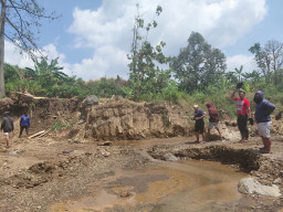 Warga Desa Lahar Tuntut Tambang Ilegal di Sungai Setro Ditutup