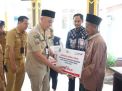 Penyerahan Bantuan Sosial Tunai Di Bangkalan