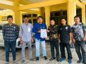 Kuasa Hukum Bacakades Duwek Buter Bersama Timses Datang ke Mapolres Bangkalan