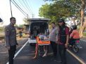 Ambulance RSBK Mengevakuasi Korban Laka Dijalan Raya Tambak Beras
