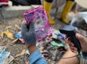 Sampah Wings dan Indofood Menumpuk di Trashboom Sungai Pogot Surabaya
