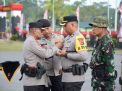 Kapolri Beri Penghargaan Pin Emas kepada Prajurit TNI dan Anggota Polri