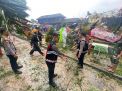 Gercep, Polres Blitar Kota Bantu Tangani Pohon Tumbang di Alun- Alun