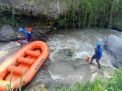 Polisi Bersama Tim SAR Gabungan Kota Batu Berhasil Temukan Korban Hanyut di Sungai Konto