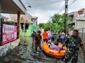 Danramil Taman Bantu Evakuasi Korban Banjir di Desa Kramatjegu