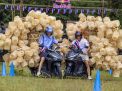 Marc dan Alex Marquez Membonceng Lebih dari 200 Keranjang Bambu