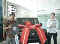 Suzuki Serahkan Jimny AT kepada Pemenang Undian di GIIAS 2023