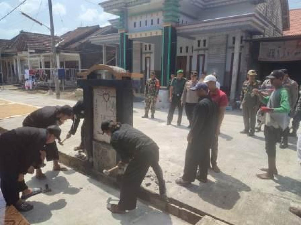 Aksi pembongkaran tugu Pencak Silat di Lamongan