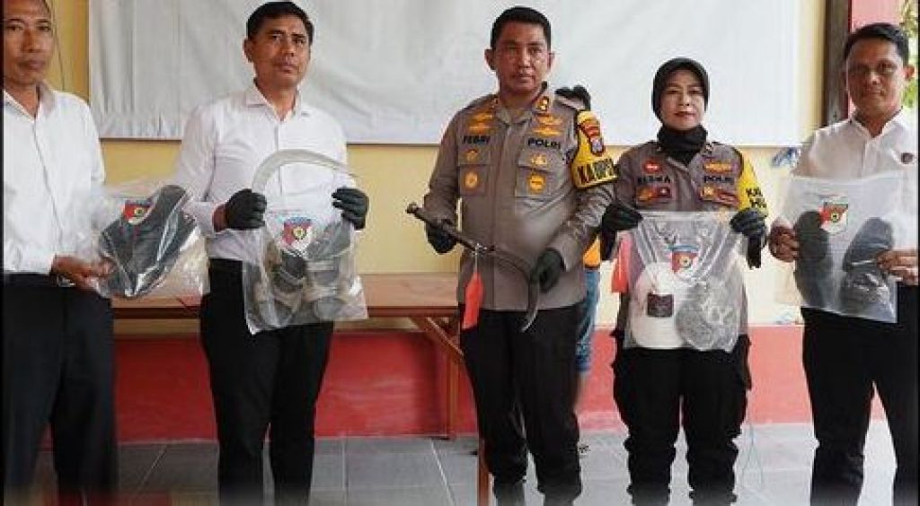 Kapolres Bangkalan, AKBP Febri Isman Jaya merilis kasus pengeroyokan dengan sajam