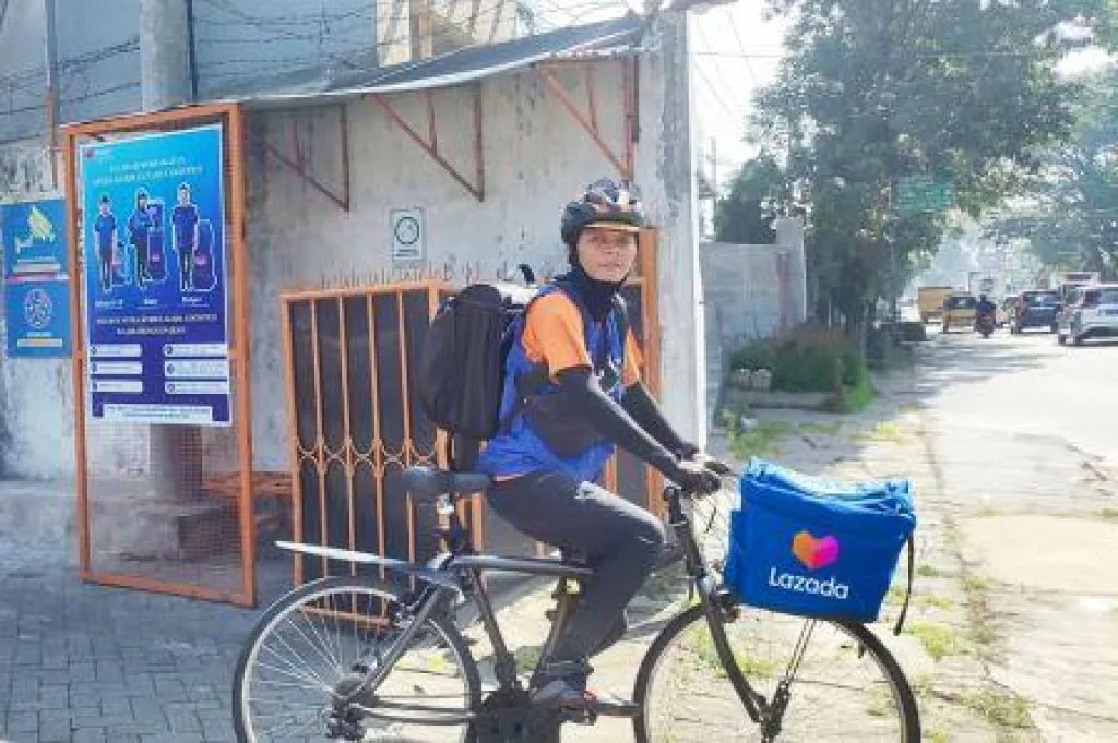 Ervanny Alexander, Antar Paket Bersepeda Sambil Sebarkan Misi Ramah Lingkungan