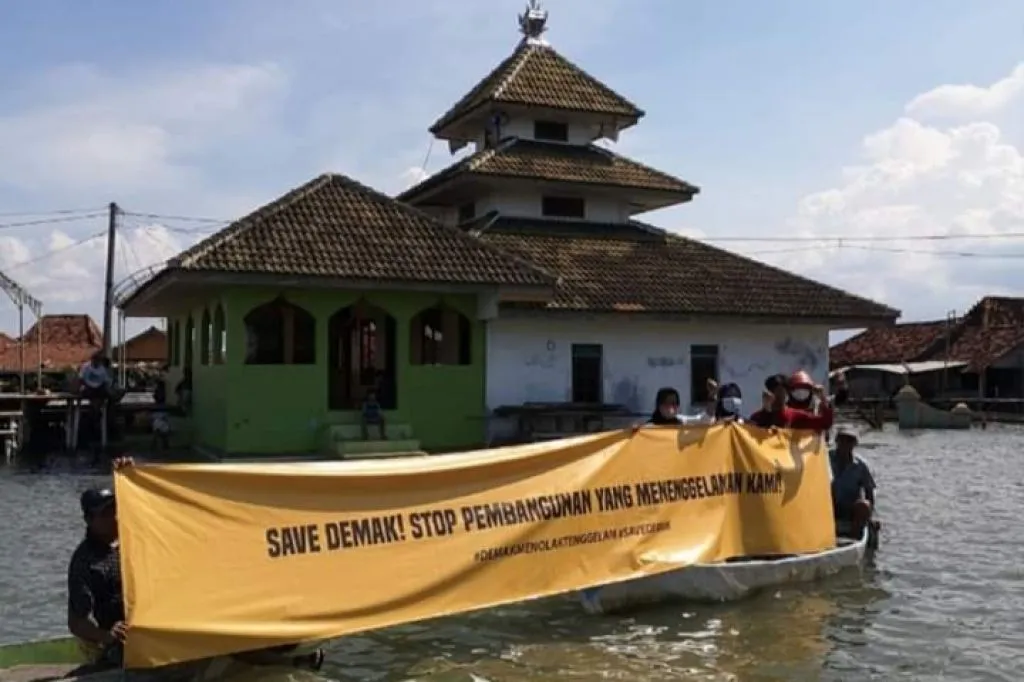 Warga Desa Morodemak Melawan Penambangan Pasir