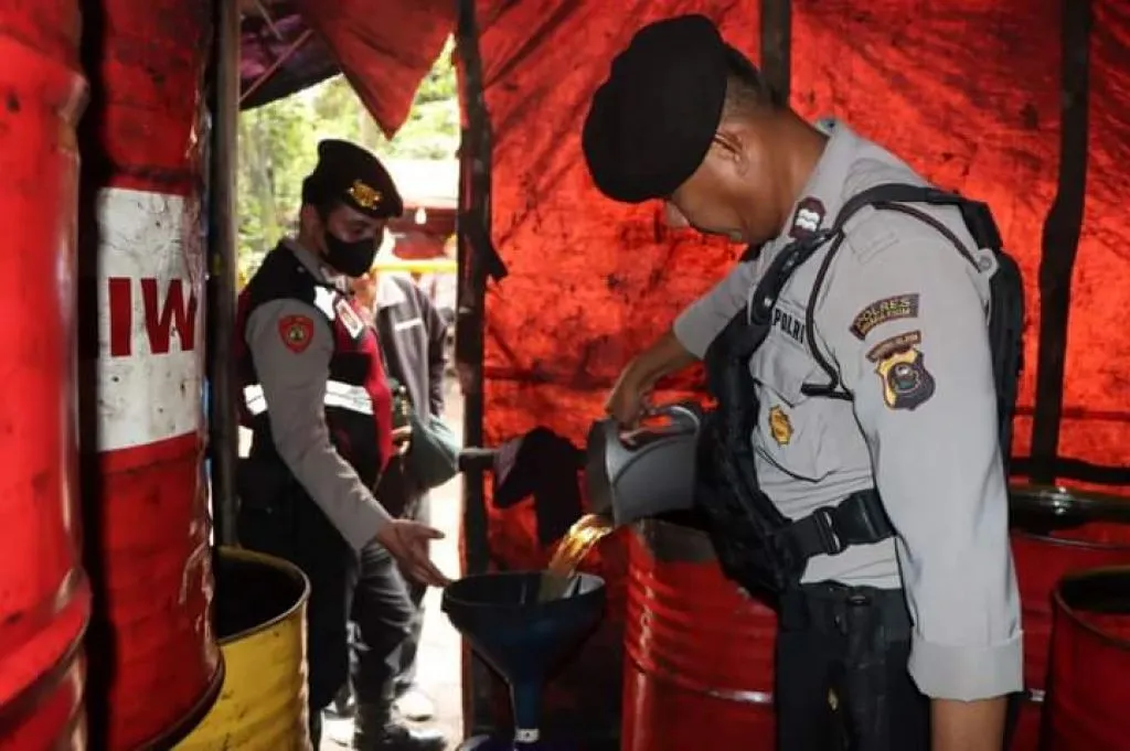 Tim Gabungan Polres Muara Enim Menindak Gudang Penyimpanan BBM ilegal
