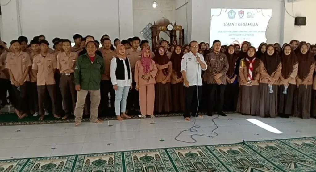 SMAN 1 Kedamean Ucapkan Selamat Ultah Kepala Brigjen Pol Mohammad Aris