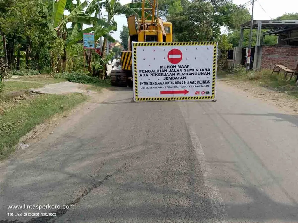 Truk Dilarang Lewat Jembatan Desa Sidoraharjo