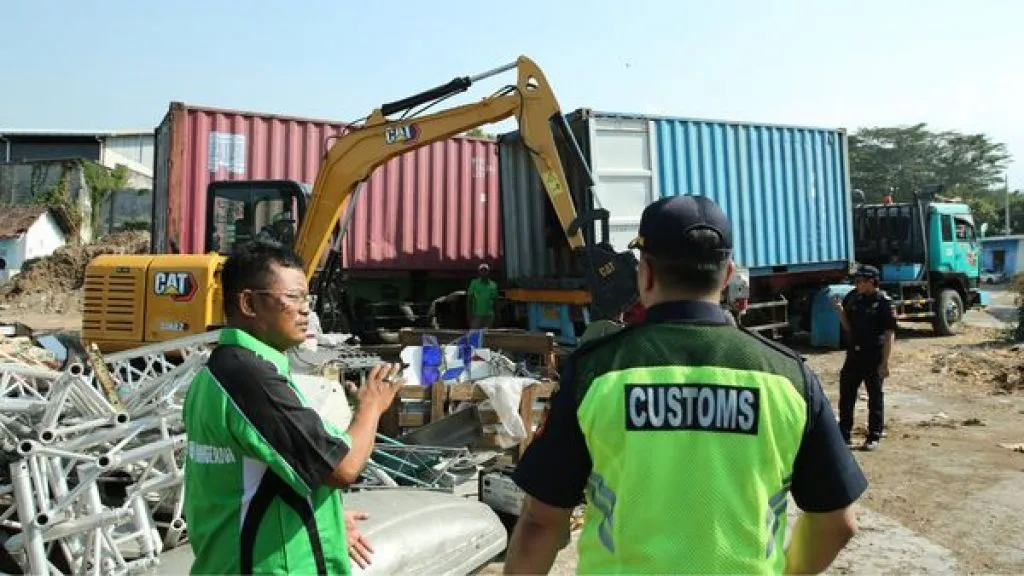 Bea Cukai Tanjung Perak Musnahkan Barang Impor Ilegal