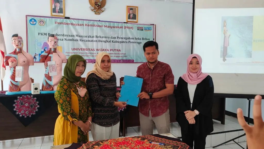 Universitas Wijaya Putra Menggelar PKM di Desa Nambak