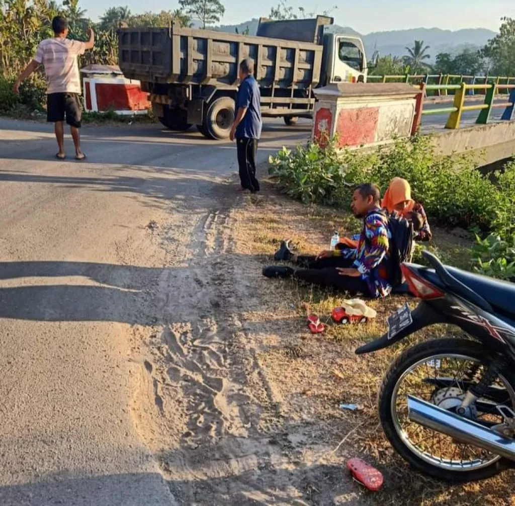 Dump Truk Pengangkut Material Tambang Tabrak Pemotor di Desa Belo