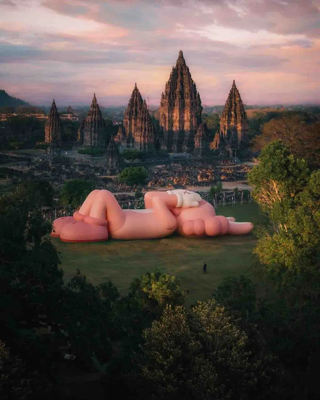 Kaws Bekerja Sama Dengan Allrightsreserved